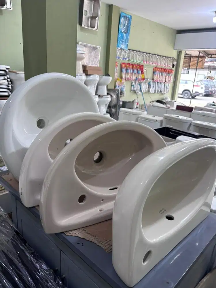 Wastafel oval toto model gantung