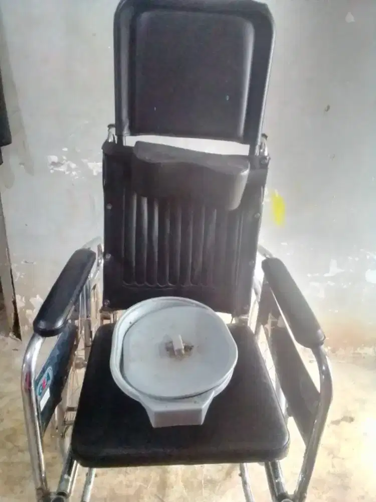 Dijual kursi roda 3in1 . Ada tempat bab bisa baring