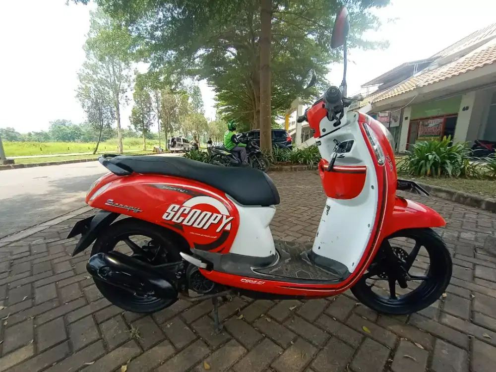 Di jual motor honda scoopy 2016 surat lengkap pajak hidup