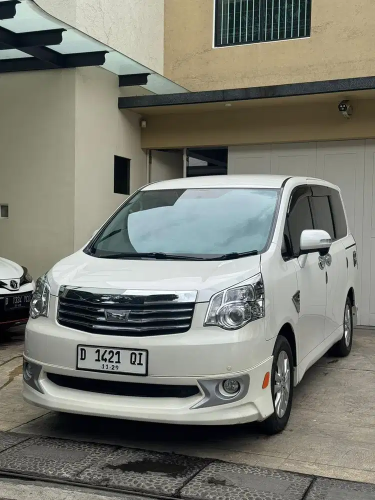 Toyota Nav1 V limited 2015 putih