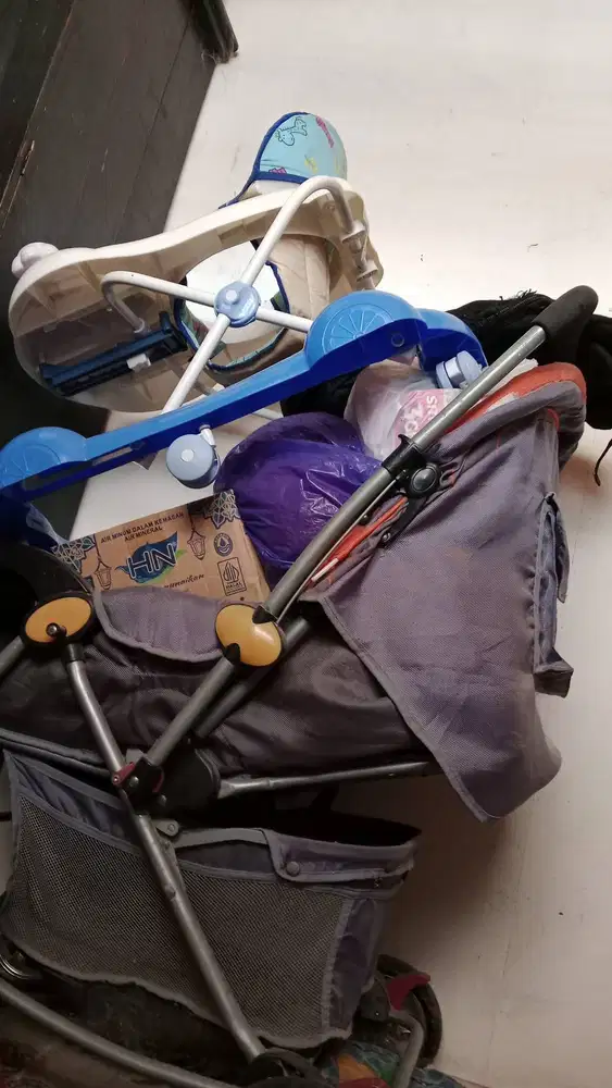 Kereta bayi murah.