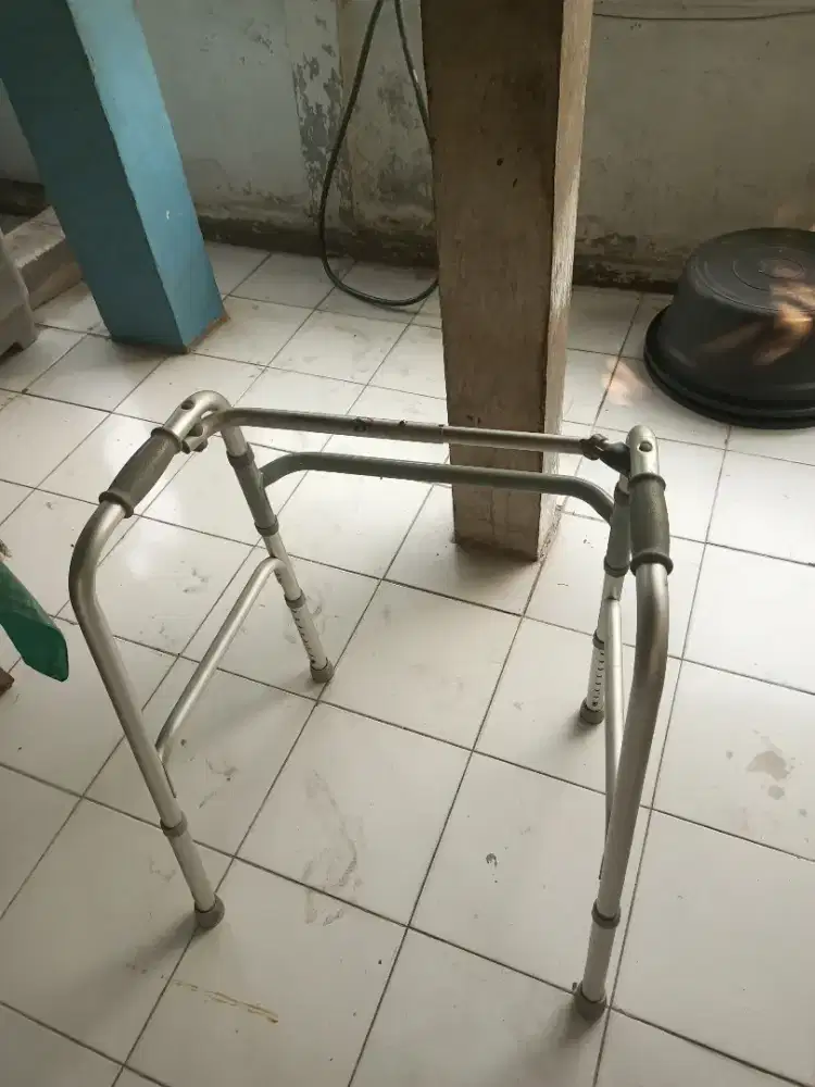 Walker / alat bantu jalan (lipat)