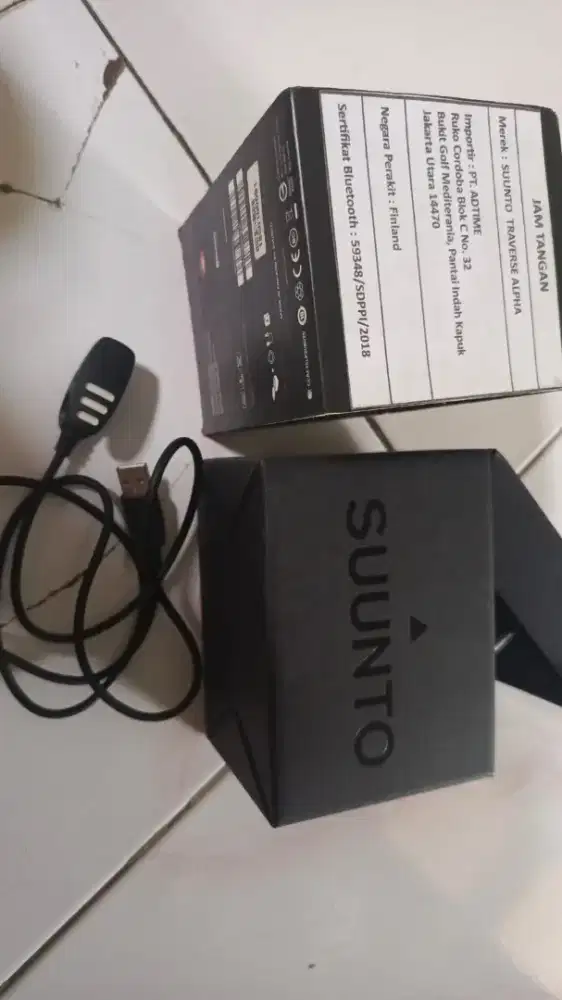 Box dan kabel cas an suunto ori