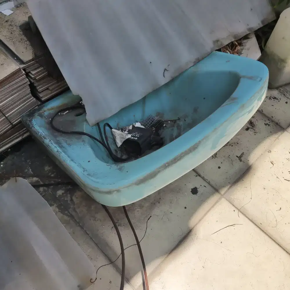 Wastafel Biru Jadul