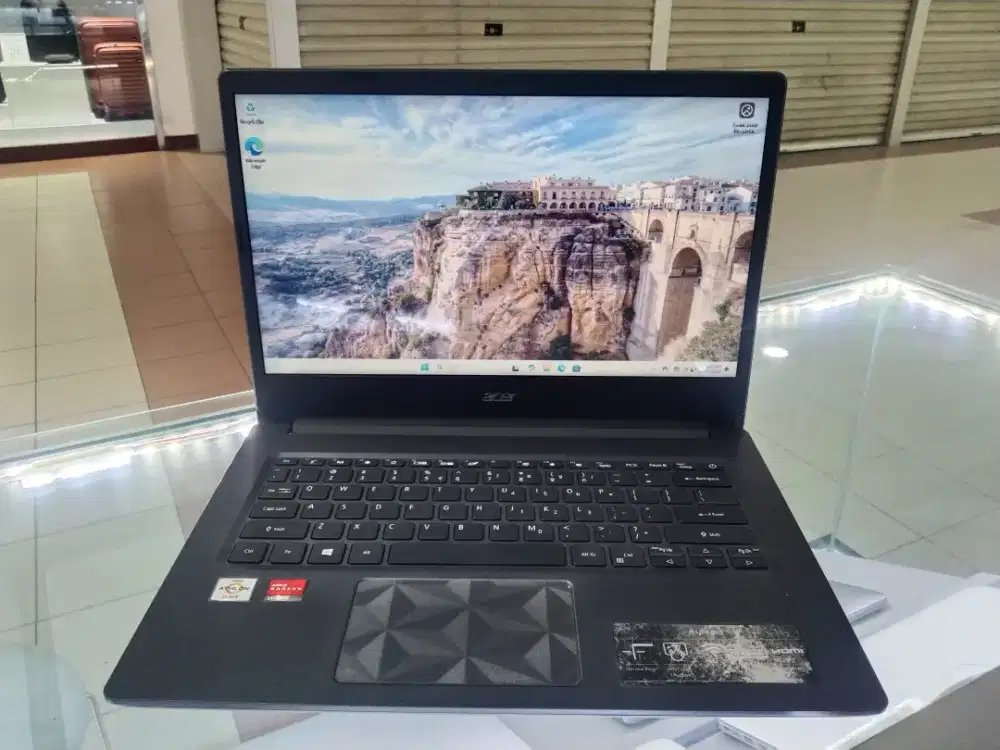 Acer Aspire 3
Athlon silver 3050U
Ram 8Gb
SSD 512Gb 
AMD 14 HD
Win11