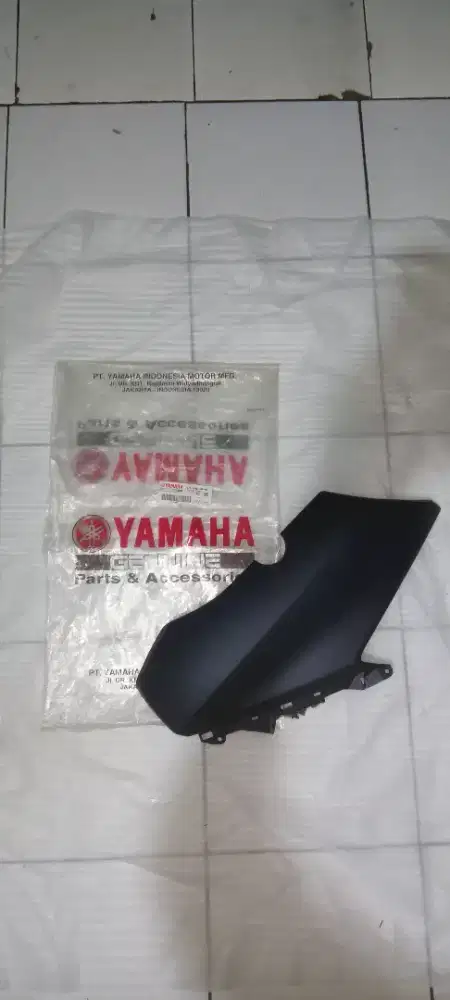 Body cowling cover sayap lampu depan kiri X-Max biru doff