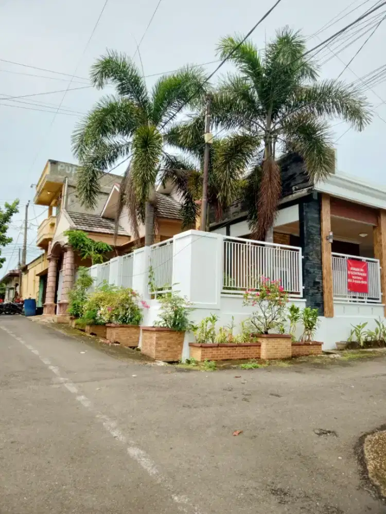 Disewakan Rumah Besar Semi Furnish