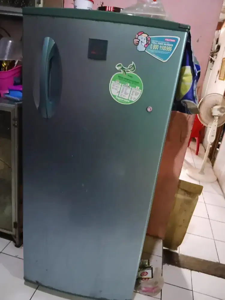 Dijual 2 unit kulkas merk Sanyo dan Polytron