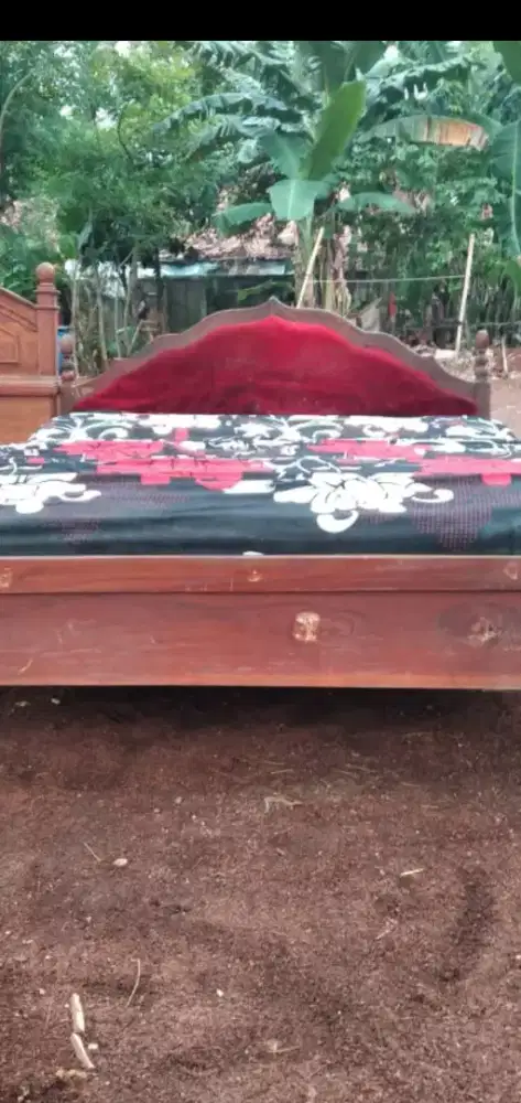 Jual murah 1 set tempat tidur jati plus kasur