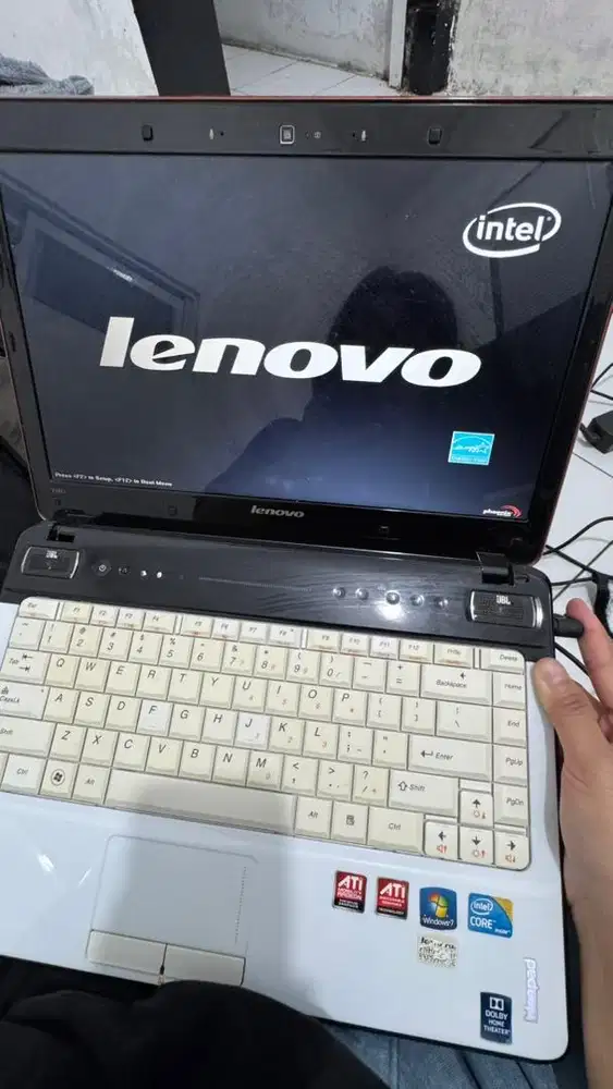 Laptop lenovi warna merah