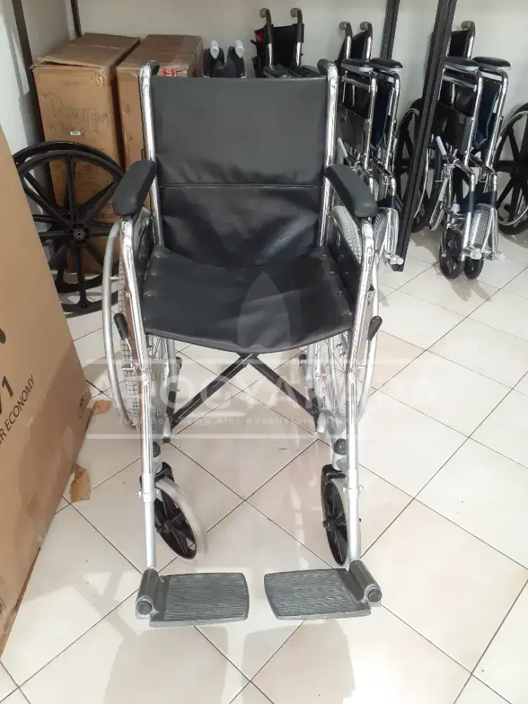 Kursi roda standart bekas