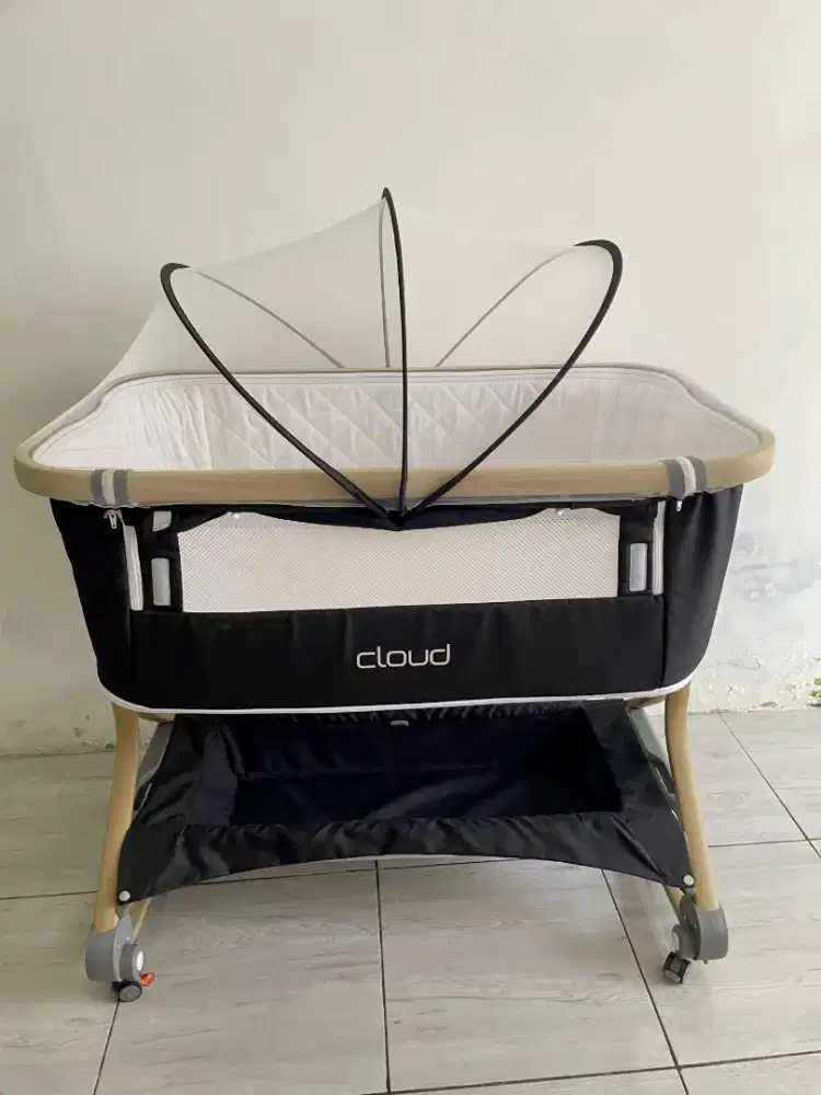 Box bayi 
Babyelle Cloud Bedside Crib