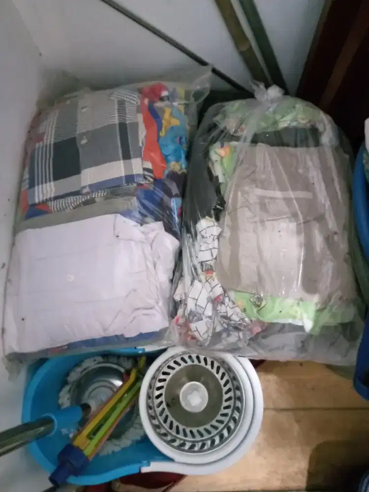 Gratis baju anak dan dewasa layak pakai