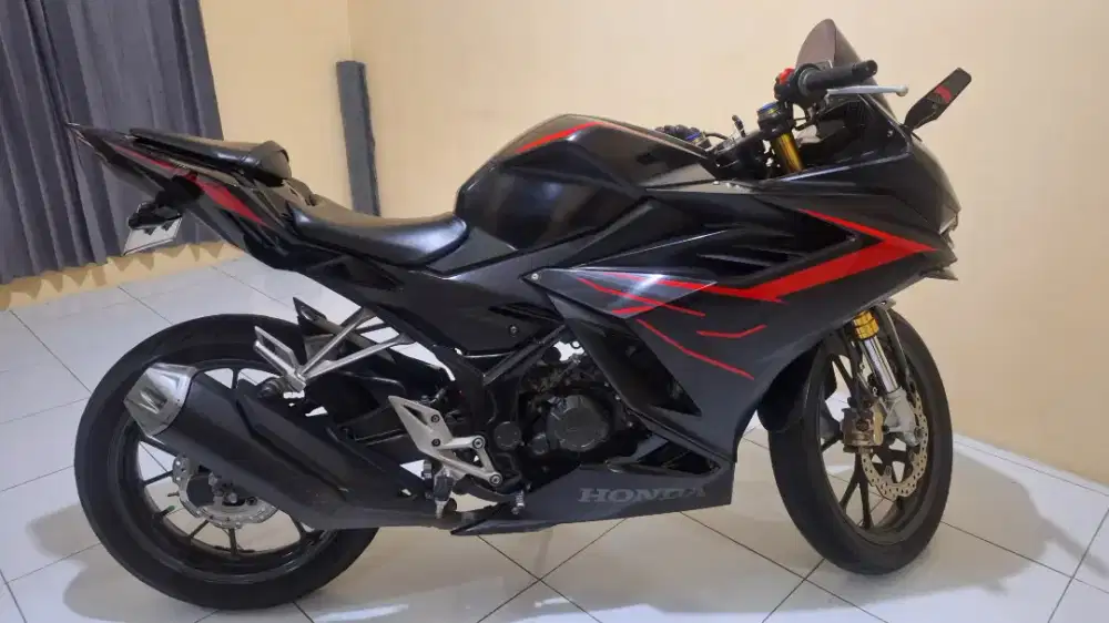 Dijual cepat motor Honda CBR 150 R !!