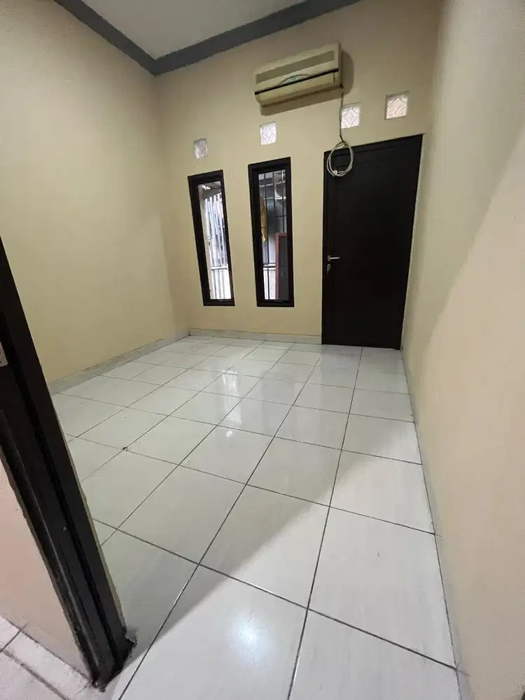 disewakan kontrakan 2 lantai 1 kamar 2 kamar mandi