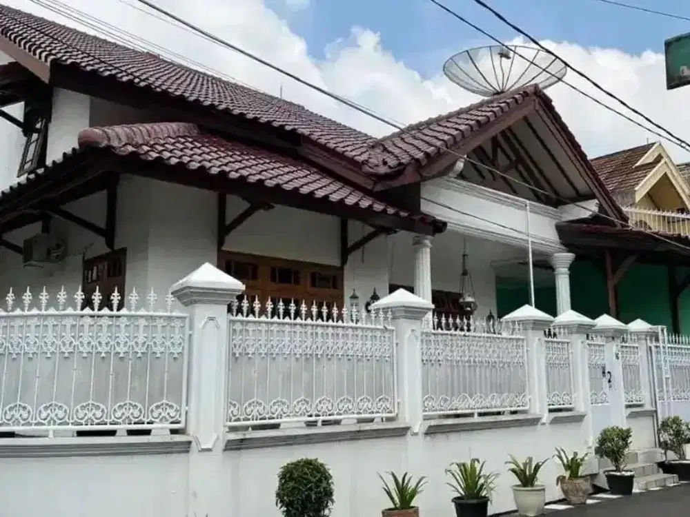 TURUN HARGA! Rumah Mewah di Komplek Rawamangun Dekat Tol Wiyoto Wiyono