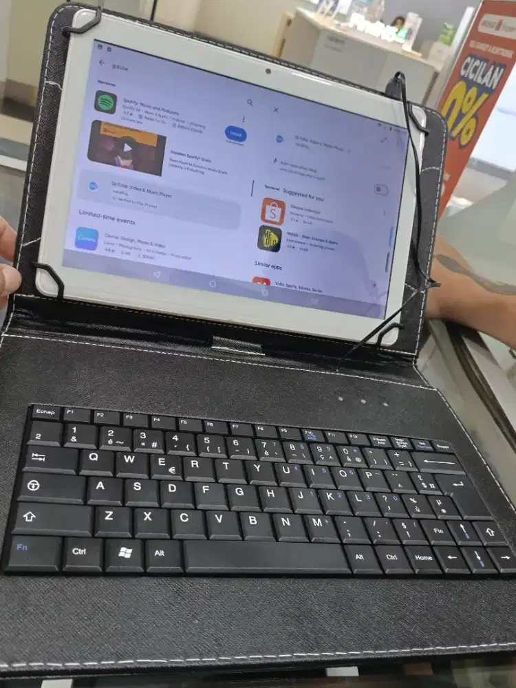 2 tablet masing-masing ada keyboard nya