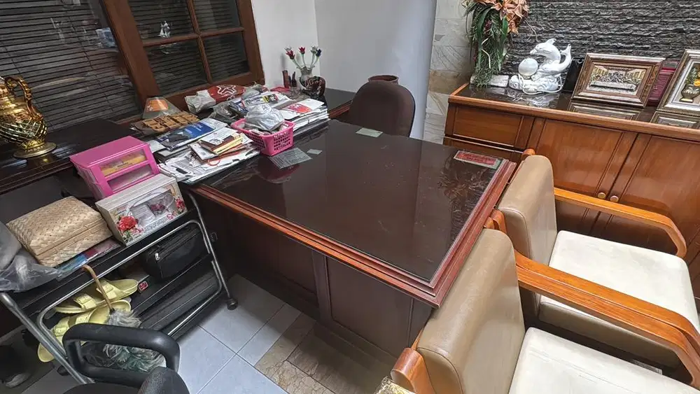 Meja kantor besar