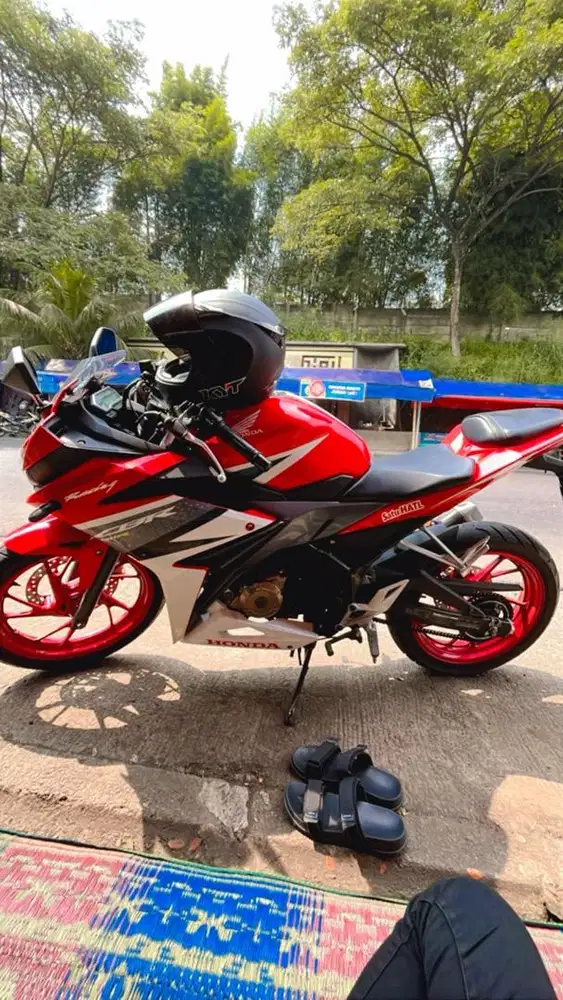Jual Honda CBR 150cc jarang pakai karna gak bisa d pake kerja