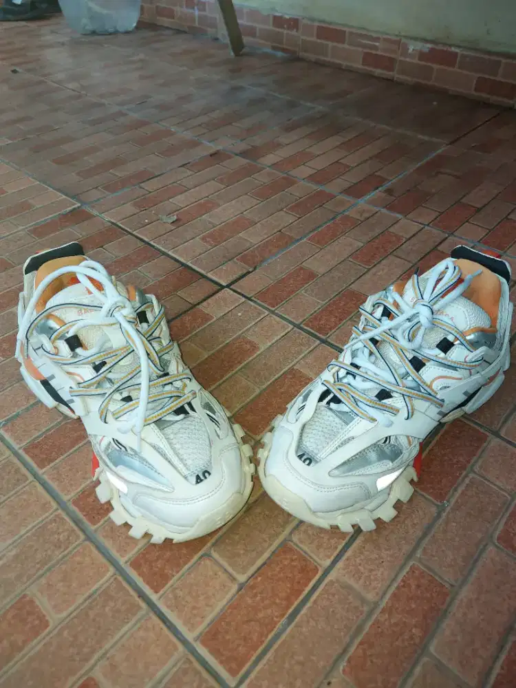 Sepatu itali model track