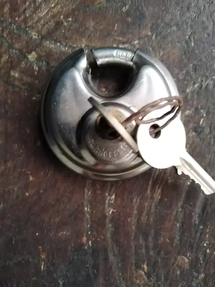 Gembok baru terkunci