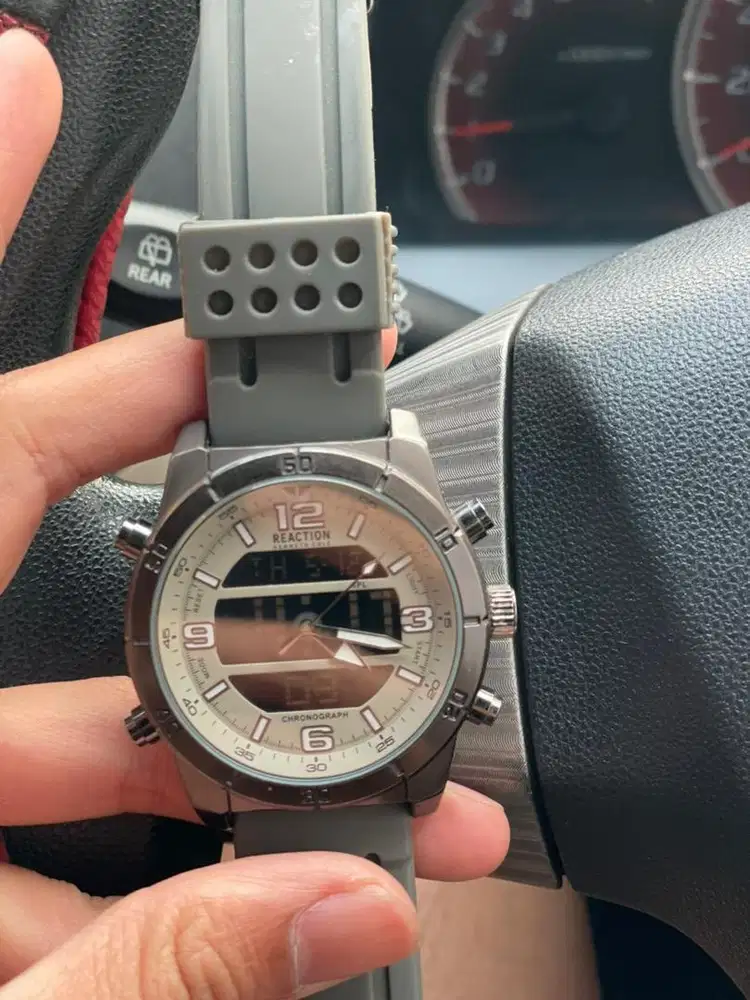 Jam tangan Kenneth Cole Reaction Chronograph