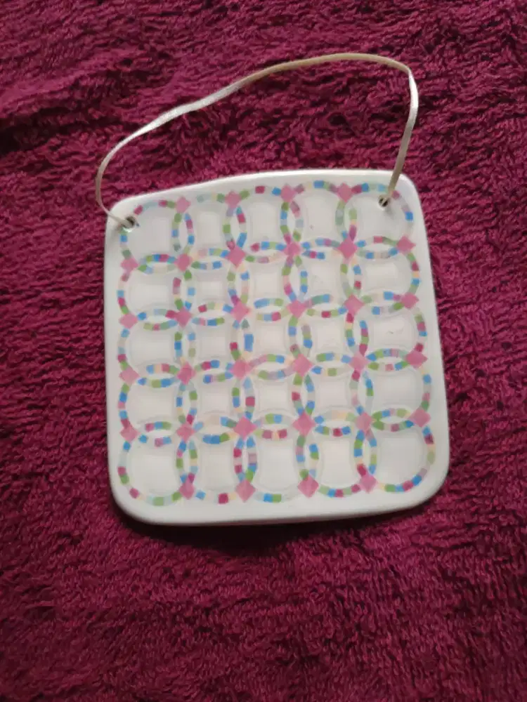 Hiasan dinding dari bahan keramik