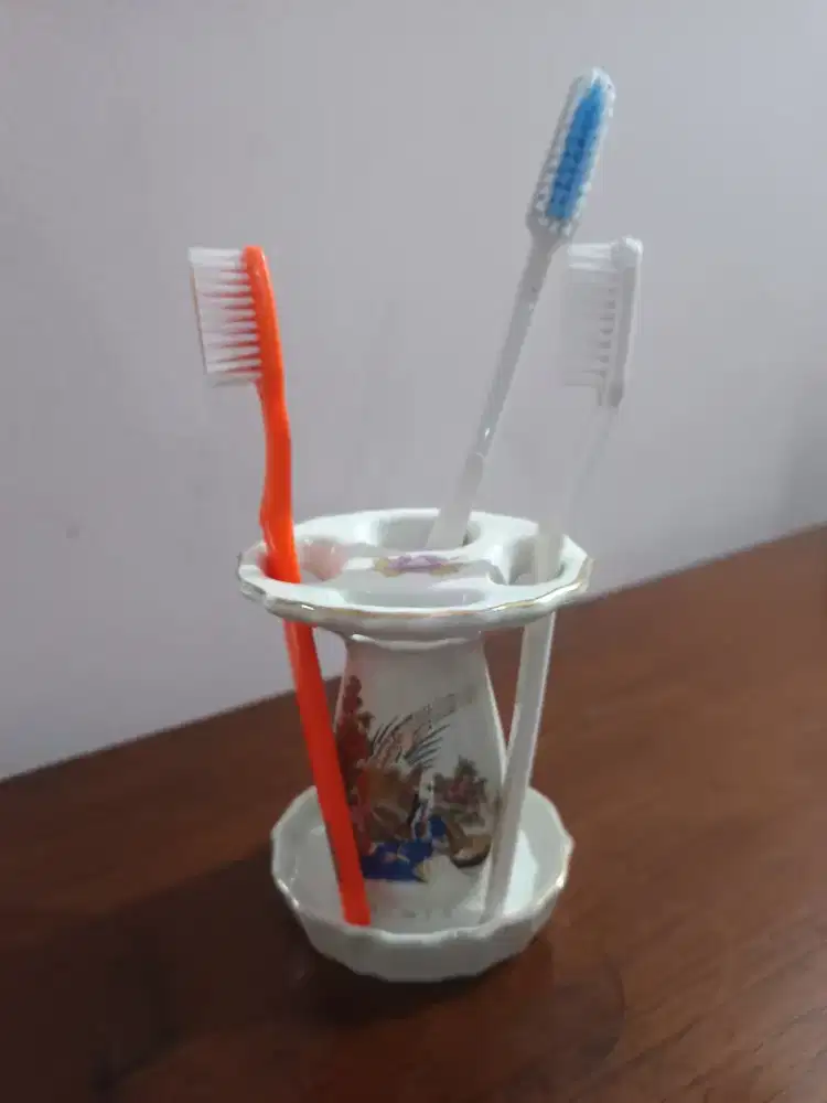 Tempat sikat gigi dari keramik