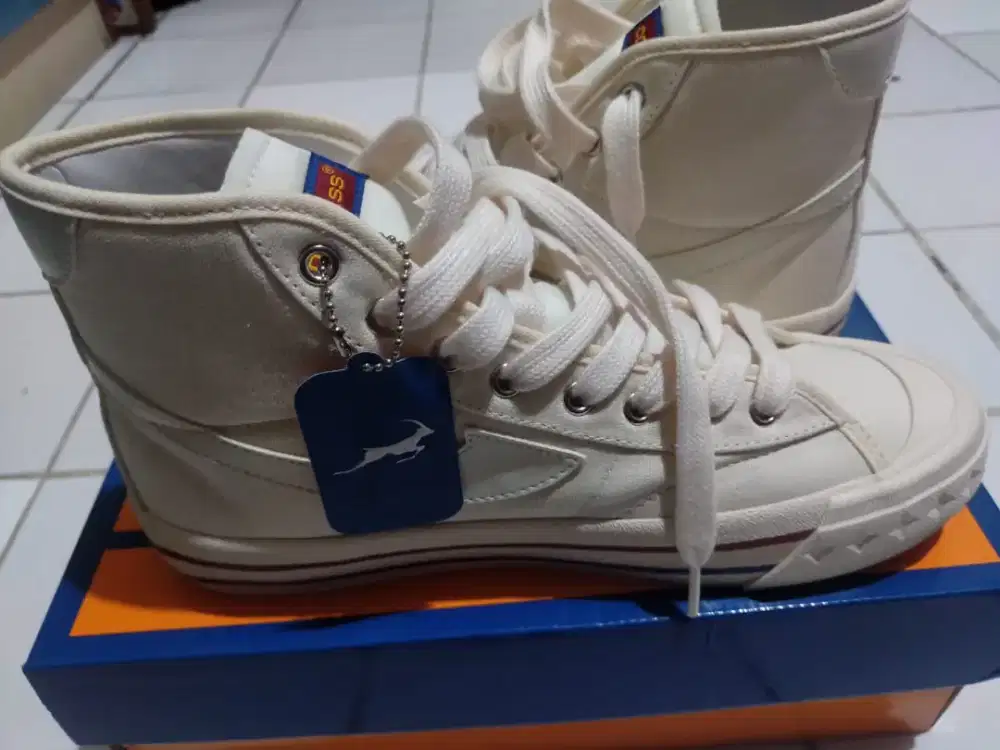 Sepatu compas retrograde