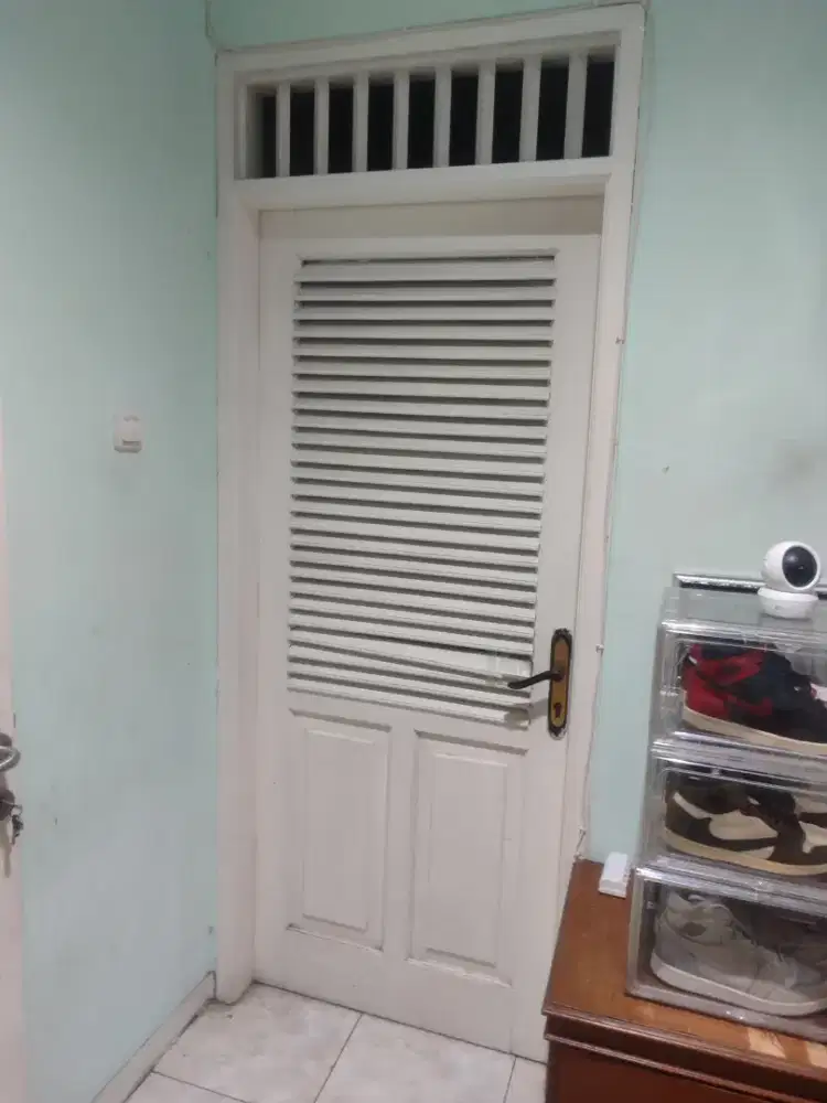 Dijual set pintu dan kusen nya masih ok, dijual karna beli yg alumuniu
