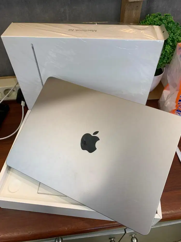 Macbook Air M2 2022 13inch 8/256 Abu Abu Lengkap Eks inter