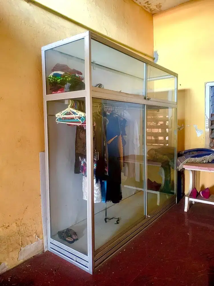 Lemari Kaca, Lemari baju