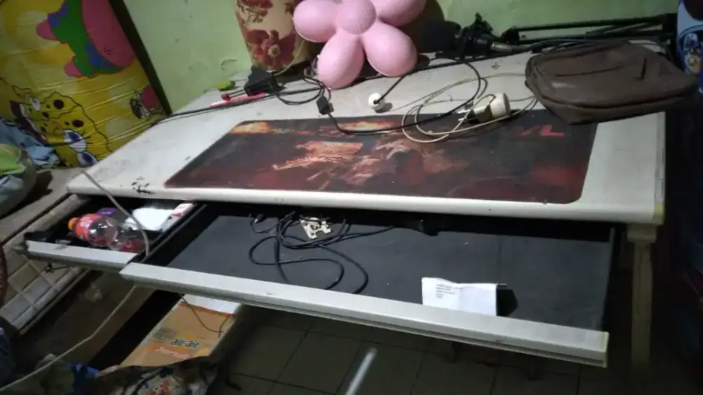 Meja kerja besar