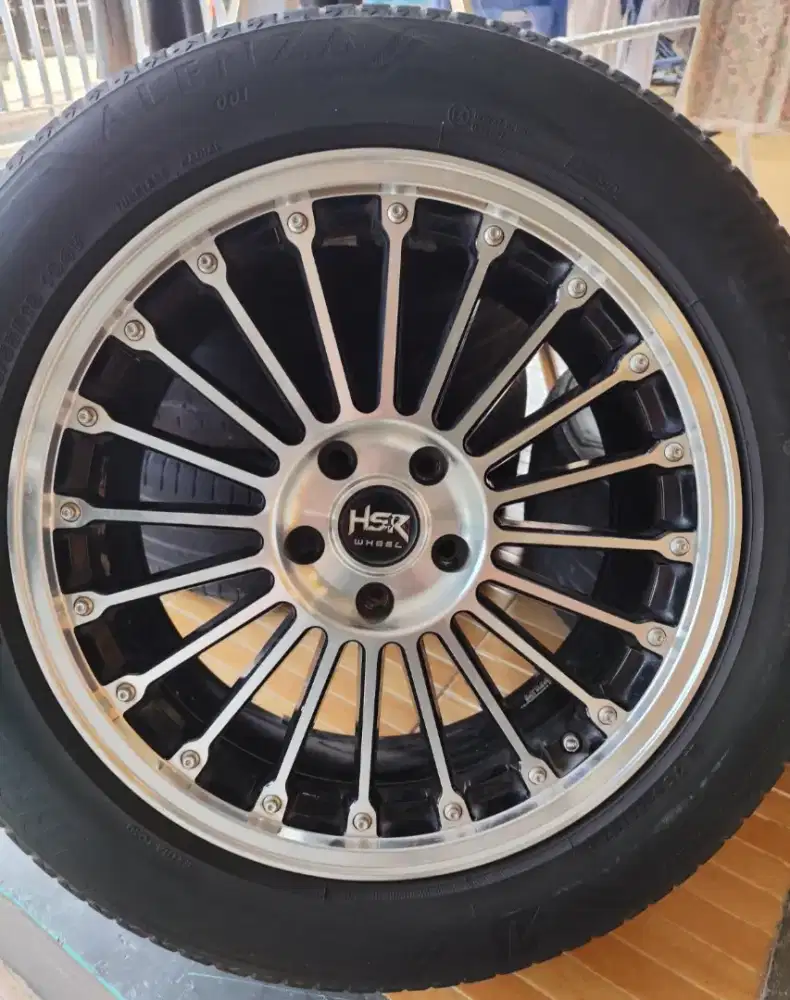 Velg HSR R18 + Ban Bridgestone (innova)