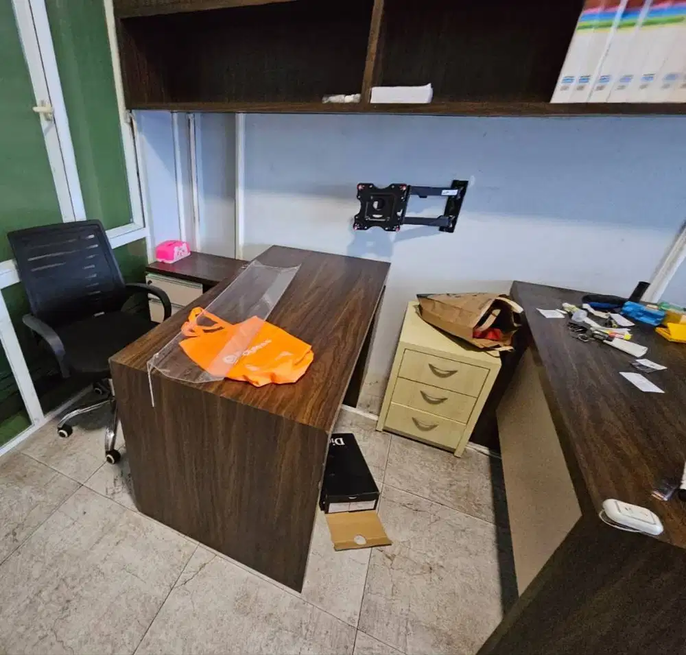Meja kantor L dan meja staf [bekas pakai dan OK]