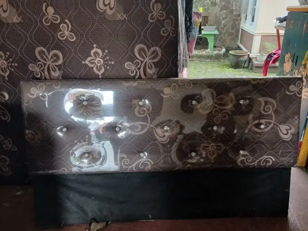 Di jual tempat tidur