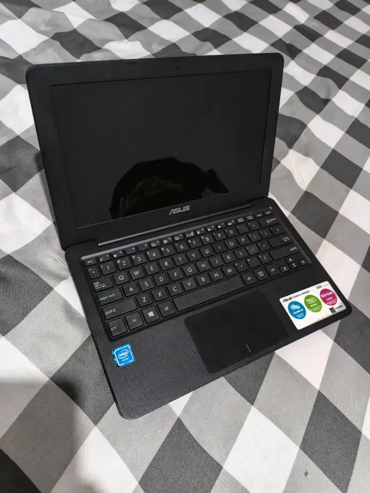 Dijual Laptop ASUS E202S Win 10, Mulus