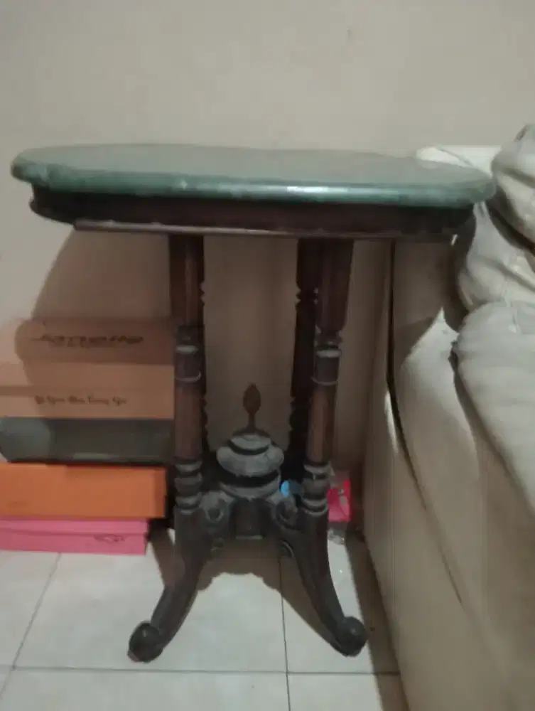Meja marmer hijau