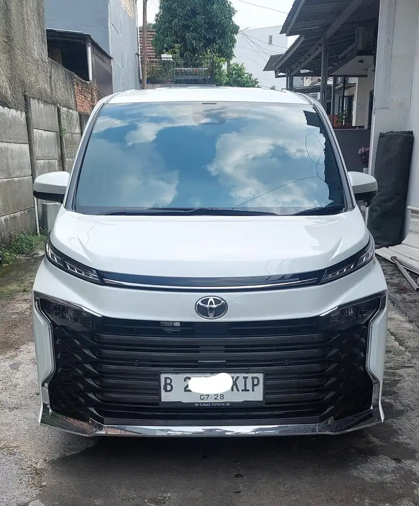 Toyota Voxy 2023 Bensin