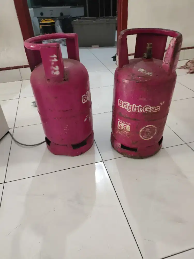 Tabung Gas Merah dan Galon Aqua
