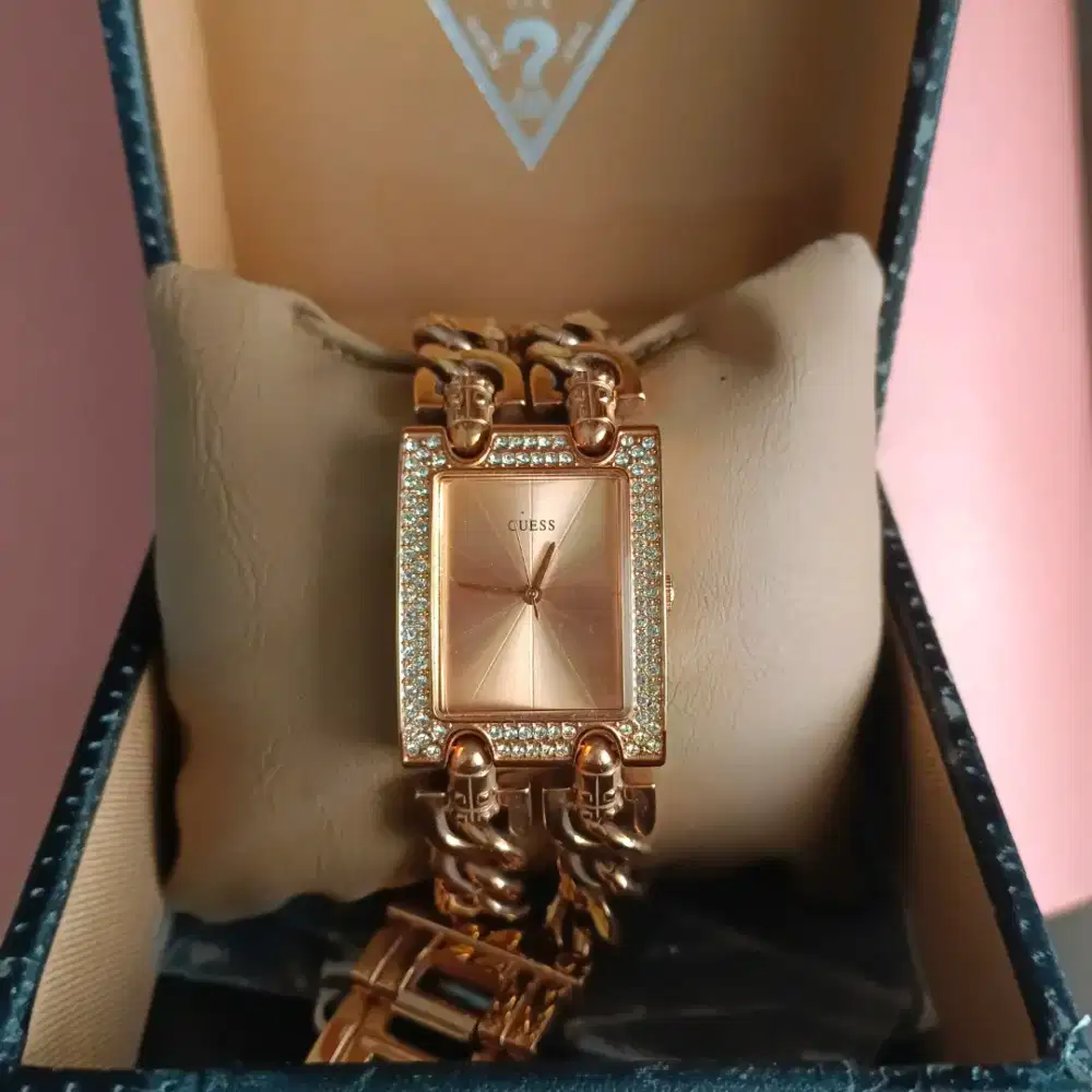 Jam tangan wanita merk Guess