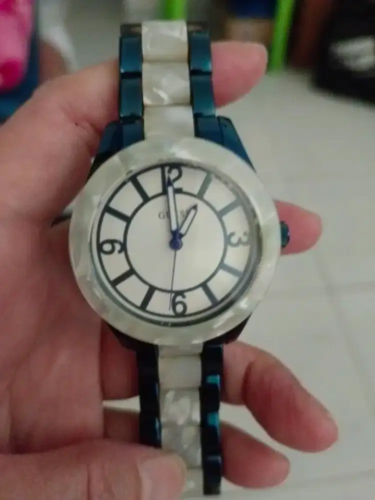 Jam tangan wanita merk Guess