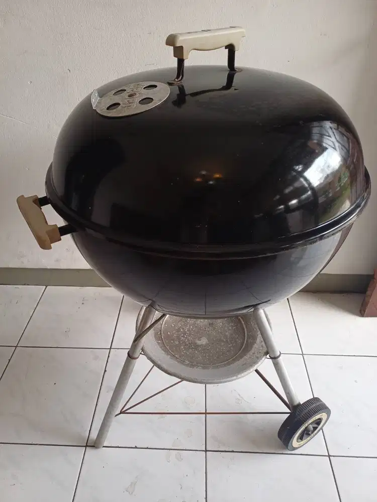 Pemanggang Arang BBQ  Weber  22 Inci