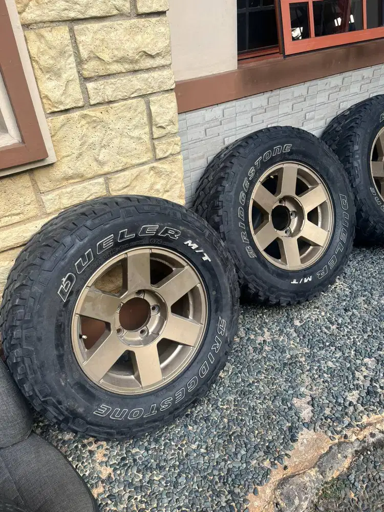 VELG ESCUDO R16 5X139.7 4PCS + BAN BRIDGESTONE MT 245/70 TAFT JIMNY