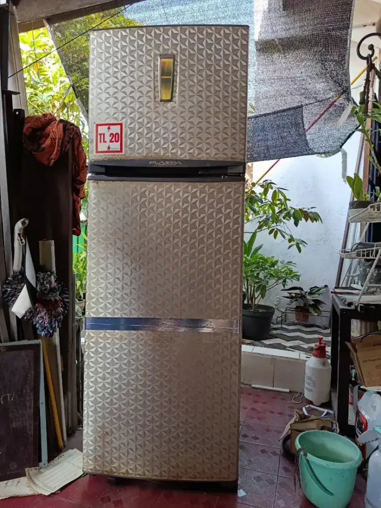 Kulkas Toshiba plasma 2 pintu