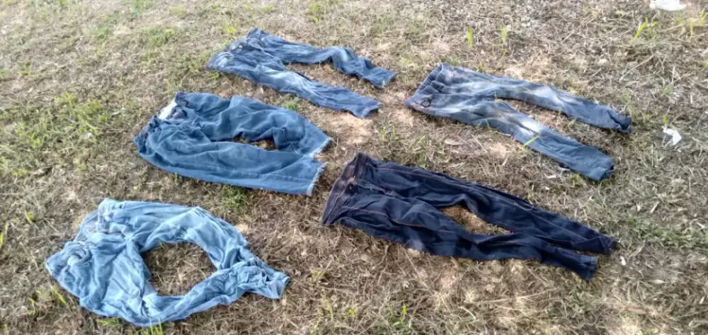 Di jual celana jeans cew ukuran 30 kecil 5 buah murah aja
