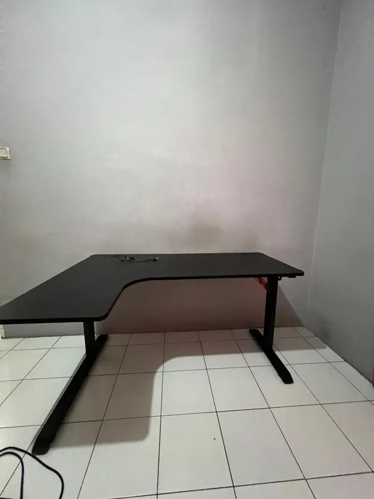 Meja gaming hitam