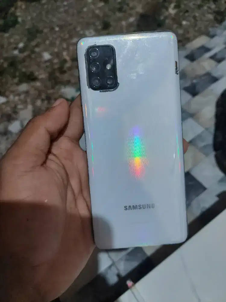 Samsung a71 minus backdor jelek