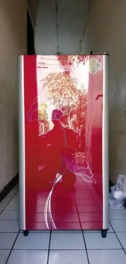 Dijual kulkas 1pintu Polytron kondisi masih seperti baru rak lengkap
