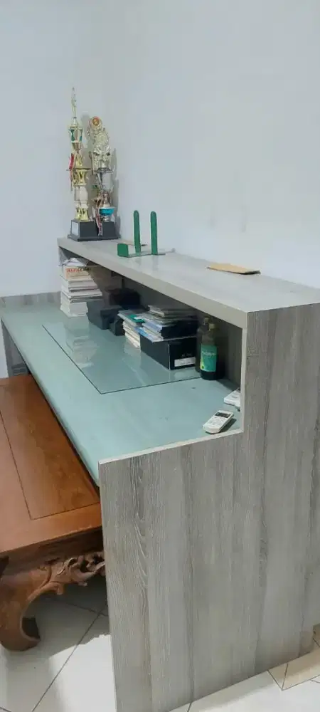 Meja Kantor Alas Kaca Abu Abu